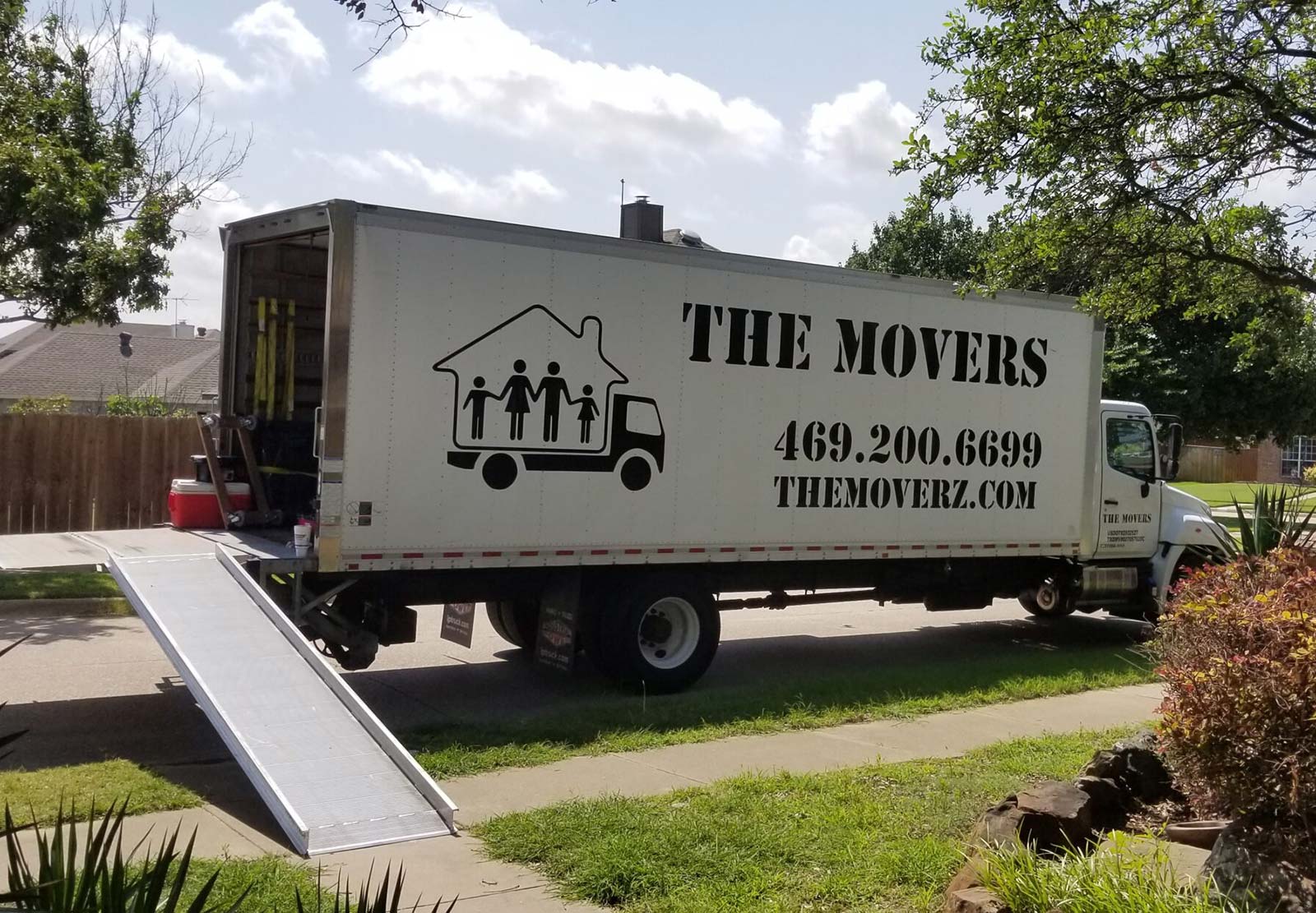 Our friendly Frisco movers helping our north Texas resident move into their new house in Frisco, Texas.